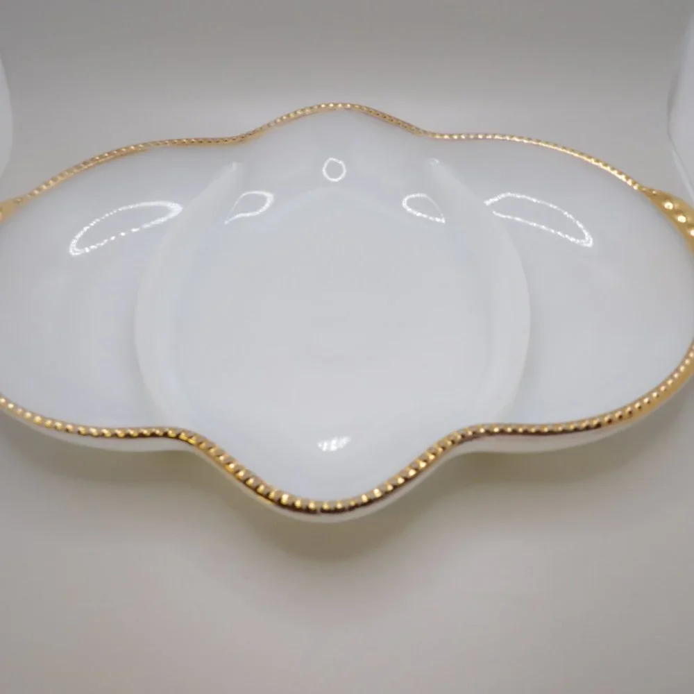 Sold Elegant vintage smokers table rolling tray, milk glass, gold rim. - Picture 3 of 3